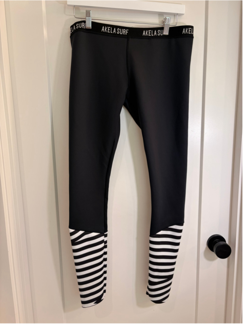 NWT Akela Surf Black & White Striped Surf Leggings - Size Large